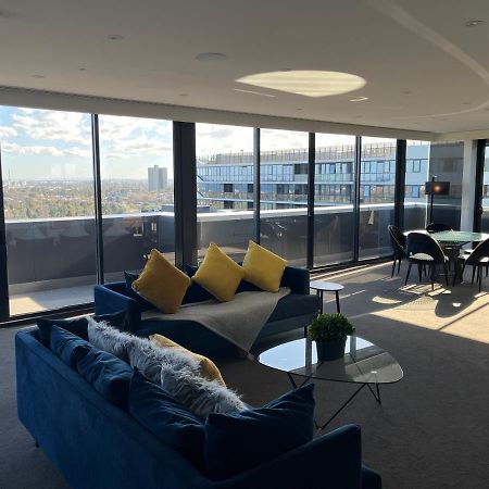 Hotel The Kinson Melbourne City Exterior foto The living room of a three-bedroom apartment