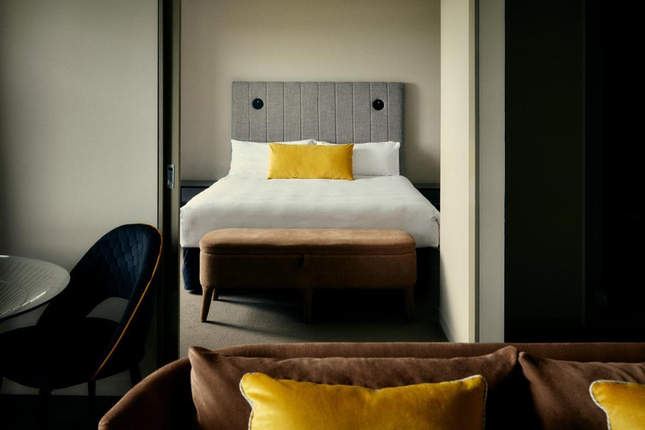 Hotel The Kinson Melbourne City Exterior foto A bedroom at the hotel