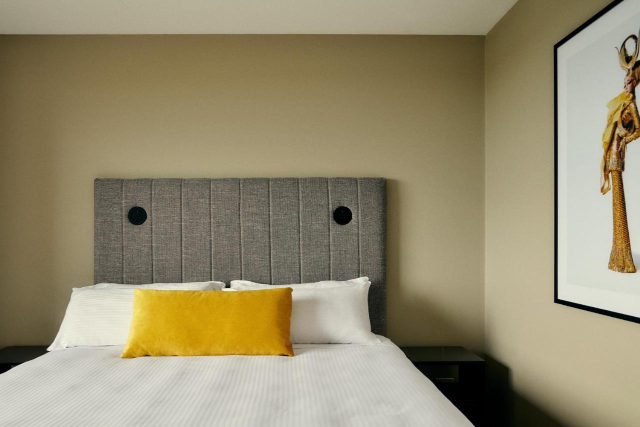 Hotel The Kinson Melbourne City Exterior foto A bedroom at the hotel
