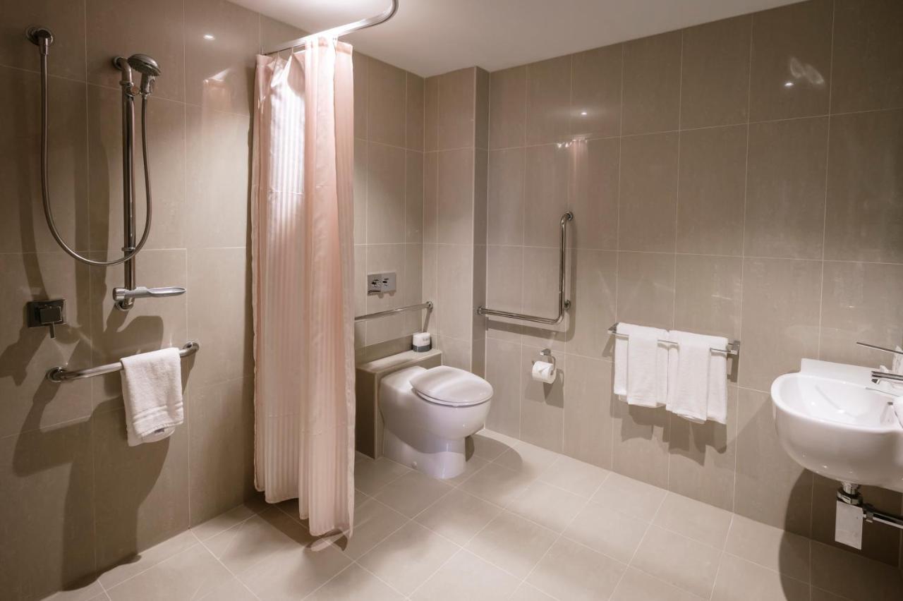 Hotel The Kinson Melbourne City Exterior foto A wet room in a hotel